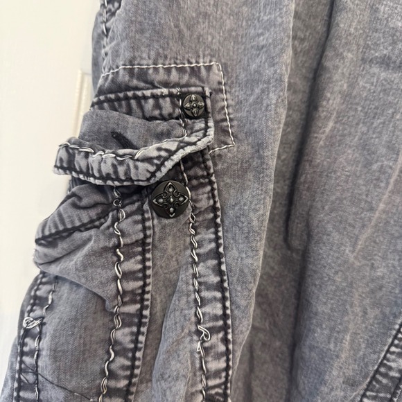 Men's True Religion Classic Fit Shorts sz 38 x‎ 23 Washed & Worn Gray Studded - Picture 8 of 9